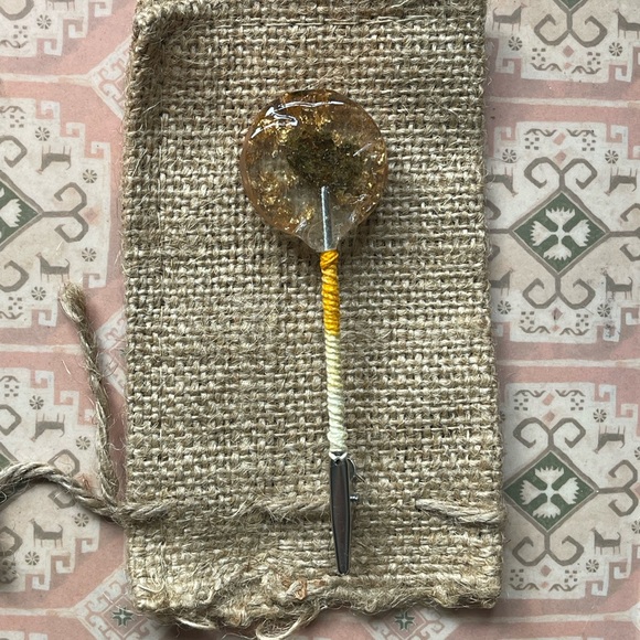 Handmade botanical resin art clip with macrame covered post - round bud 1A - Picture 2 of 9